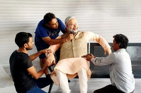 Mayur Vakani with his team making the sculpture of PM Modi