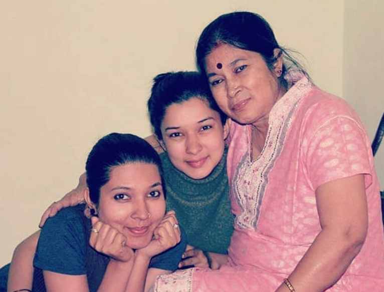 An old pic of Meenakshi Joshi with her mom and sister