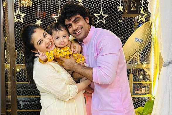Ruchi Savarn with her husband and son 