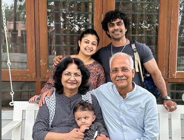 Ruchi Savarn with her family members