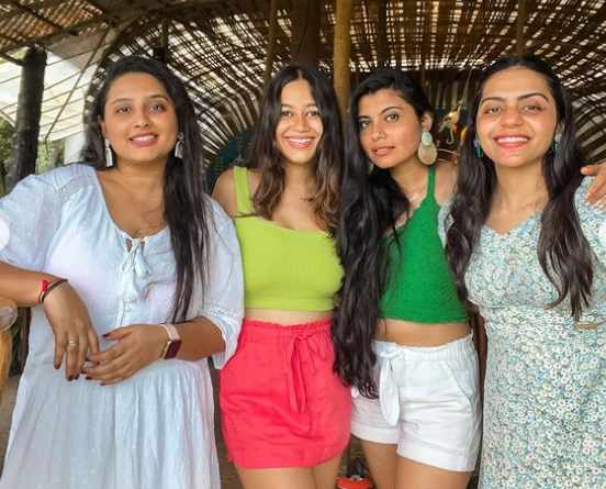 Shramona Poddar  hanging out with her besties