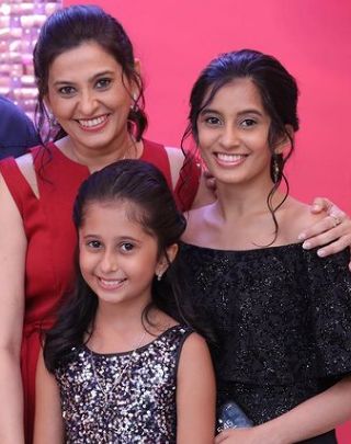 Smita Bansal with her daughters