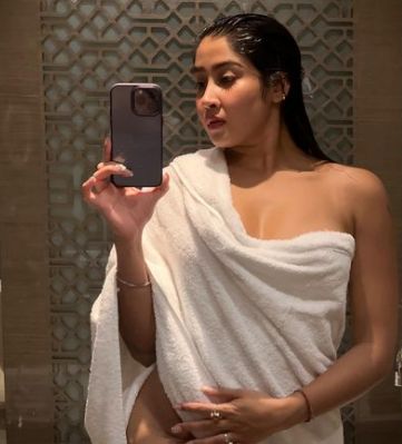 Sofia Ansari looks hot in the towel 