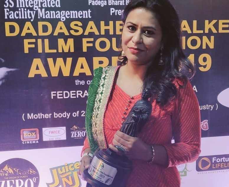 Sucherita Kukreti receiving Dada Sahab Phalke Award