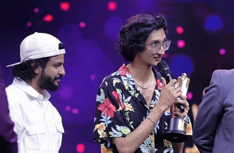 Sanjith Hegde receiving Mirchi Music Awards 2022