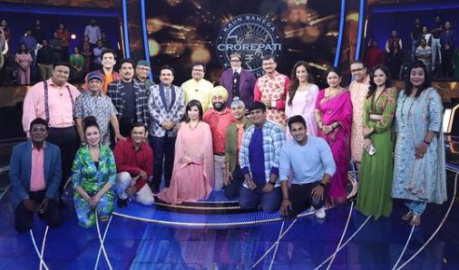 Tanuj Mahashabde with the entire cast of TMKOC and sir Amitabh Bachchan