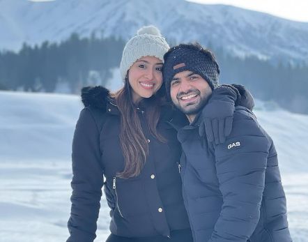 Ayush Mehra with his girlfriend enjoying their vacay together