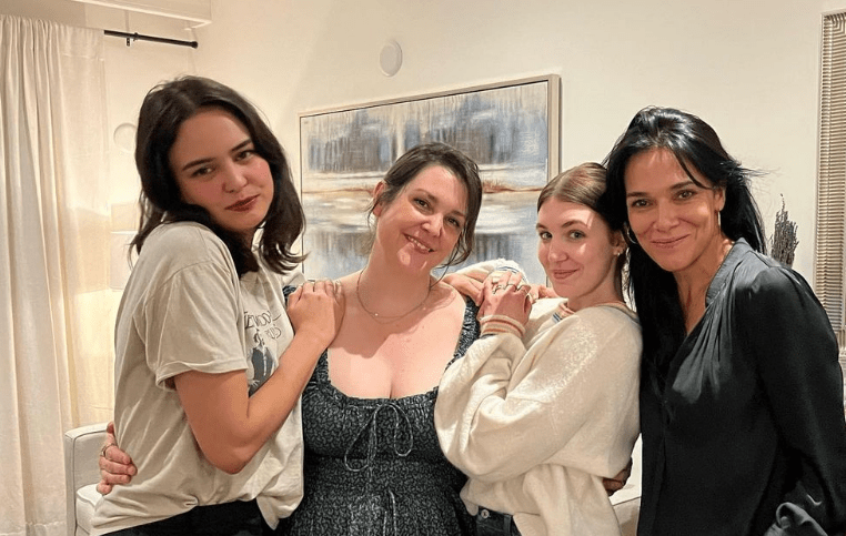 Simone Kessell siblings parents net worth height age movies tv shows 