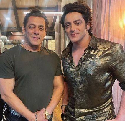 Vikkas Manaktala with Salman Khan at the BiggBoss grand finale party