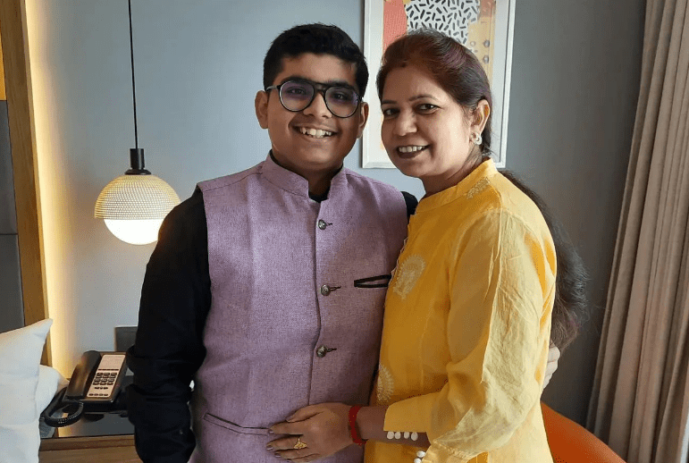 Akshat Singh mother parents family siblings Instagram age height net worth 