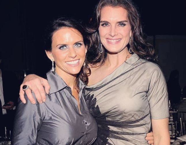 Amy Landecker siblings age height net worth friends family parents 