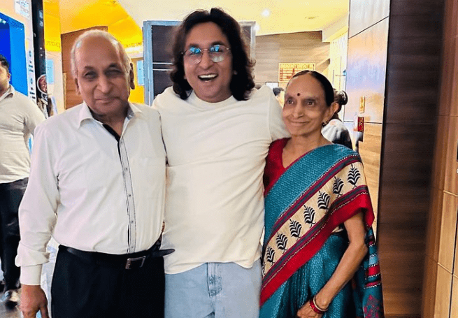 Appurv Gupta parents family age height net worth siblings wife Instagram 