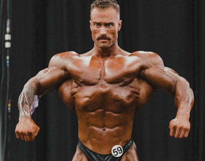 Chris Bumstead net worth height age family parents siblings girlfriend partner 