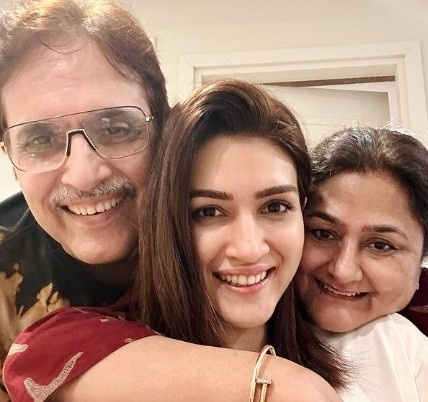 Kriti Sanon height parents siblings age height net worth movies tv shows 