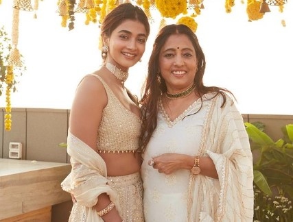 Pooja Hegde body measurement mother family parents siblings age height net worth 