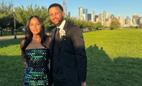 Stephen Curry wife family parents siblings age height net worth weight kids and basketball 