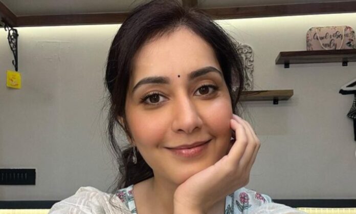 Raashii Khanna- Height, Weight, Body Measurement, Hair, and Eye Color